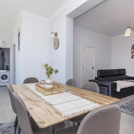 C09 - 3 Bed شقة *